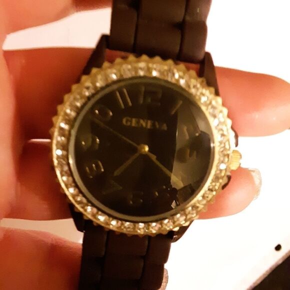 Dark brown colored Geneva watch - Picture 7 of 8